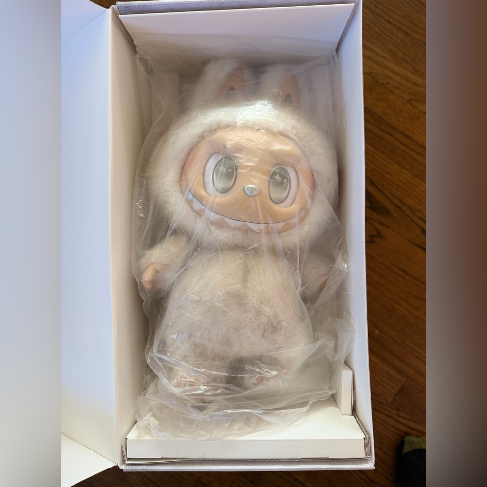 Authentic - THE MONSTERS - ANGEL IN CLOUDS
Vinyl Face Doll